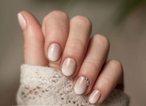 Свадебный омбре на короткие ногти