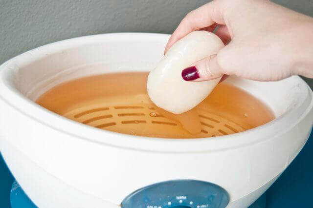 Каким должен быть уровень парафина в ванночке