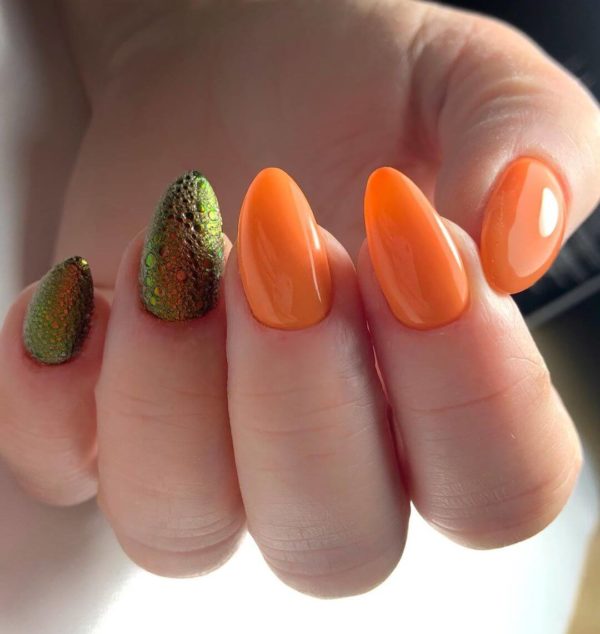 Оранжевый маникюр и пузырьковый дизайн