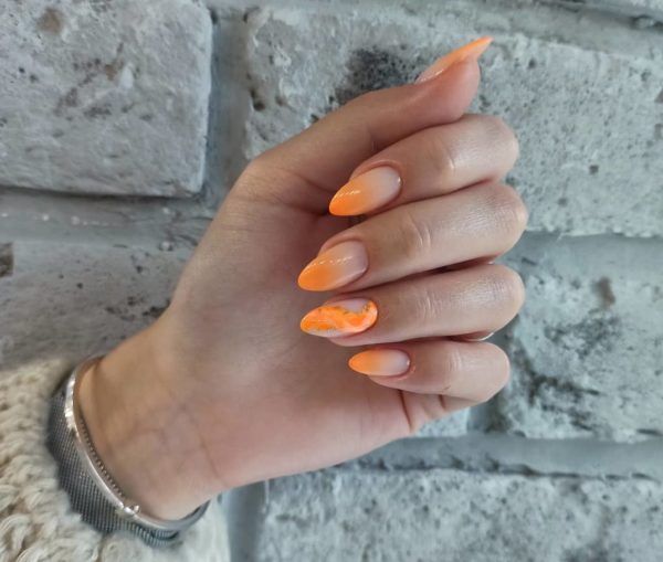 Оранжевый маникюр омбре
