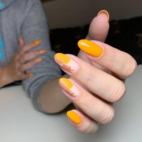 Оранжевый маникюр с фольгой