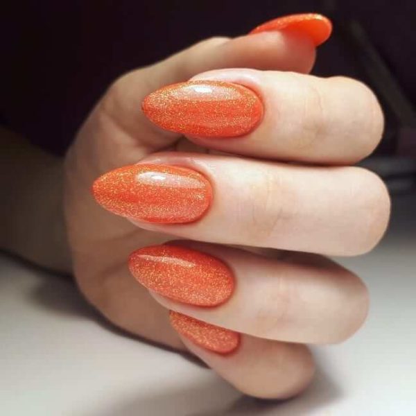 Оранжевый маникюр с мелкими блестками