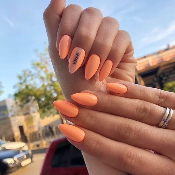 Оранжевый маникюр с надписью