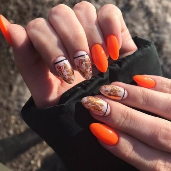Оранжевый маникюр с полосами и фольгой