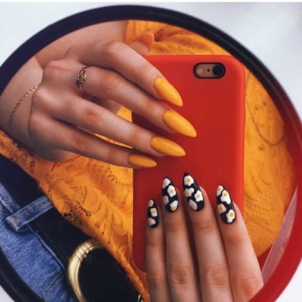Оранжевый маникюр с рисунком на одной руке