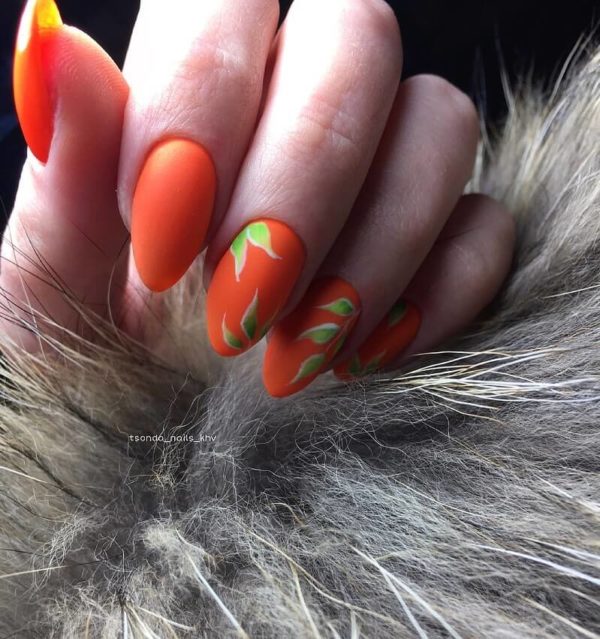 Оранжевый маникюр с рисунком листья