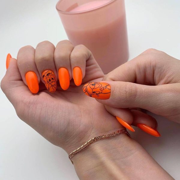 Оранжевый маникюр с рисунком утка