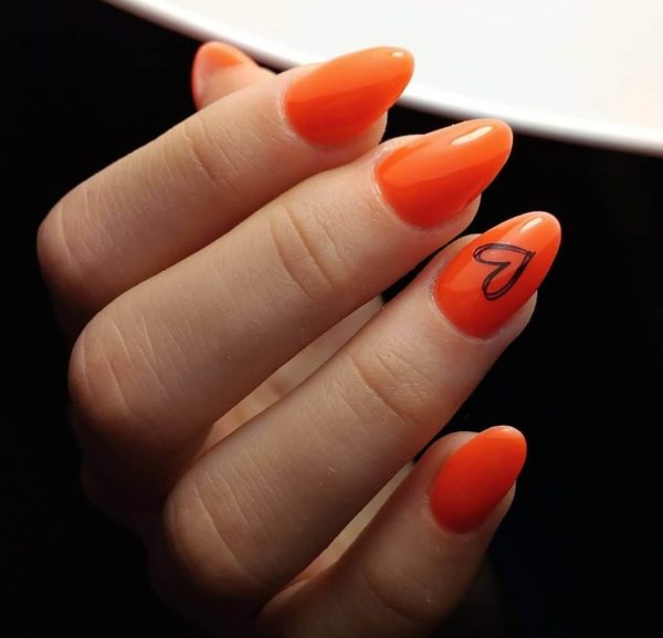 Оранжевый маникюр с сердечком