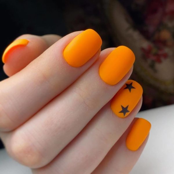 Оранжевый маникюр со звездочками