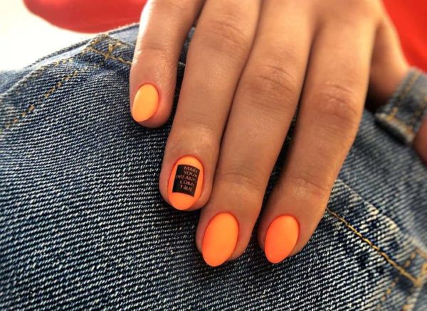 Оранжевый маникюр с акцентом на 1 ноготь