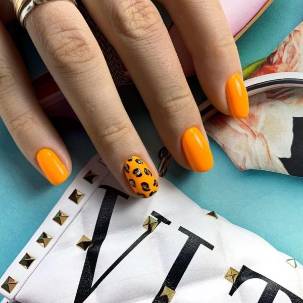 Оранжевый маникюр с животным принтом