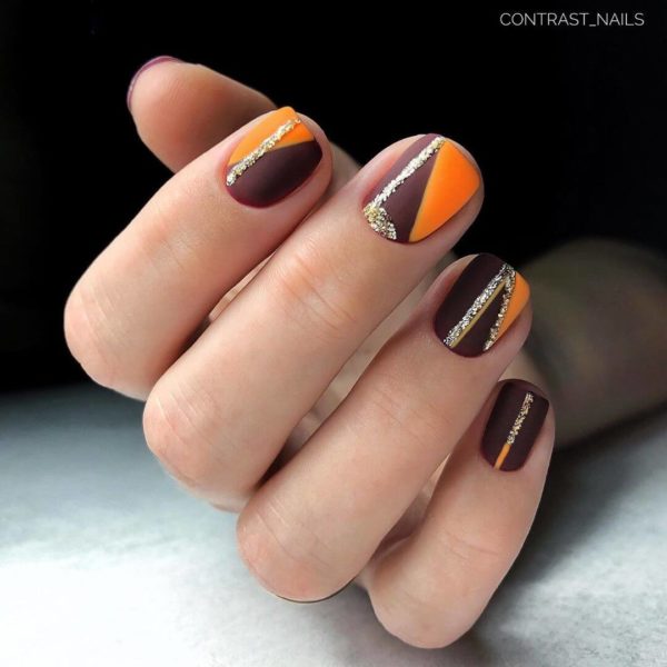Оранжевый маникюр с коричневым