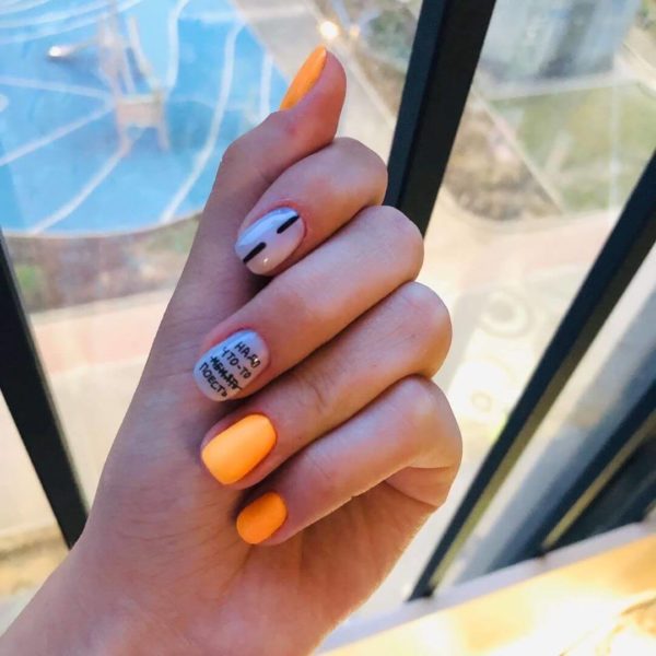 Оранжевый маникюр с надписями