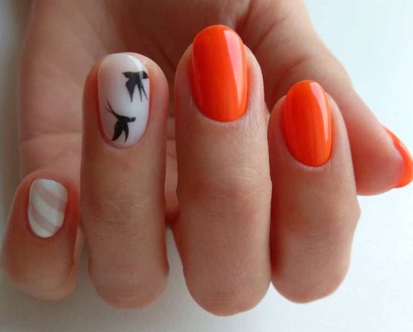 Оранжевый маникюр с птичками