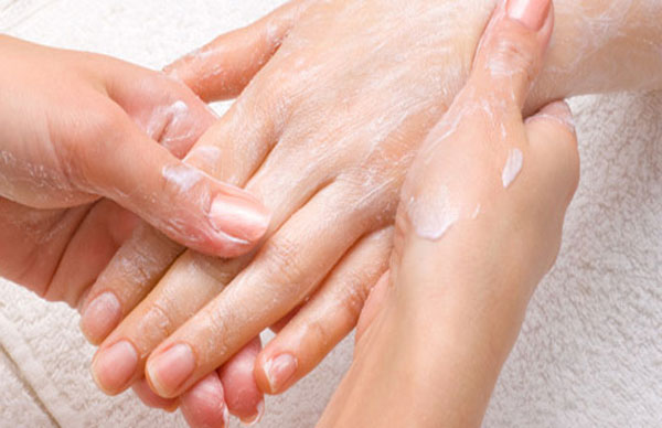 наносим крем для рук