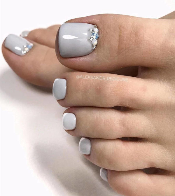 Серый пастельный педикюр