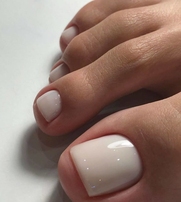 Пастельный бежево-серый педикюр