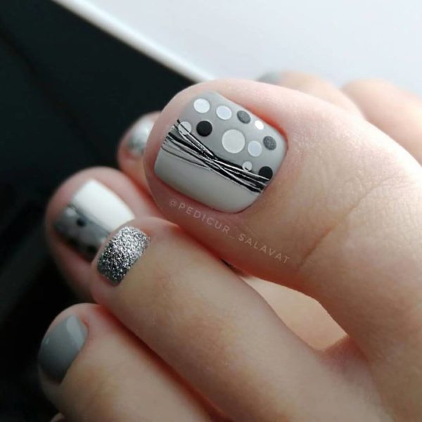 Пастельный серый педикюр