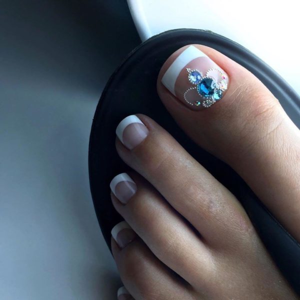 Педикюр френч со стразами
