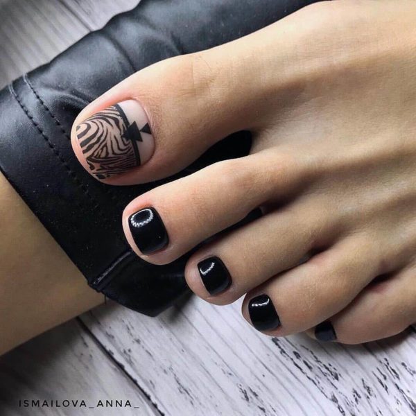 Черный педикюр минимализм