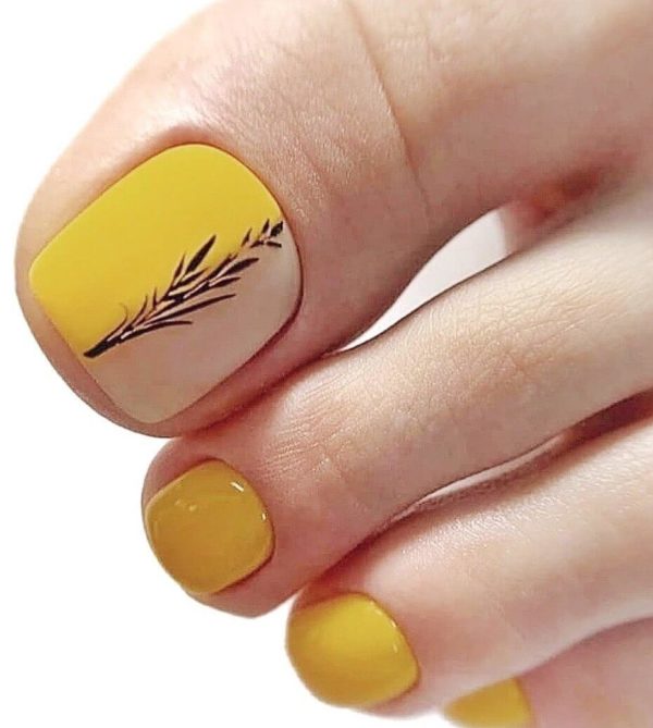 Желтый педикюр минимализм