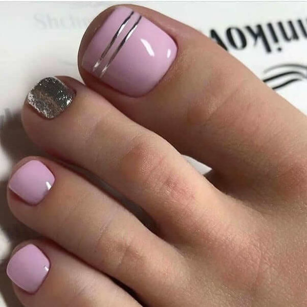 Розовый педикюр минимализм с блестками