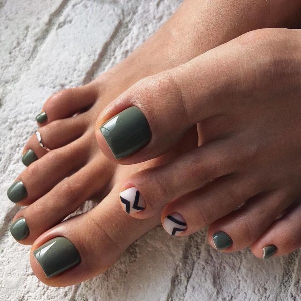 Зеленый педикюр минимализм