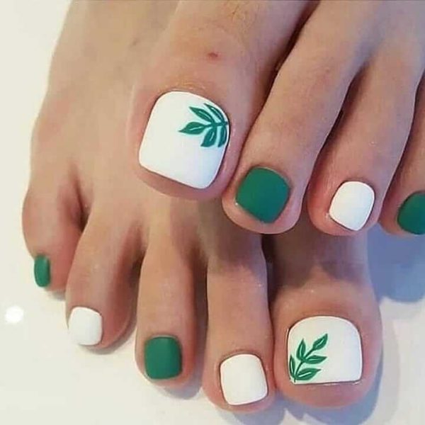 Педикюр на море с рисунком листья