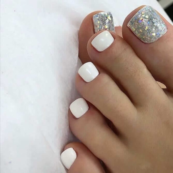Белый педикюр с блестками