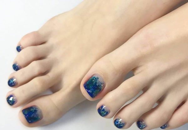 Педикюр с блестками на море