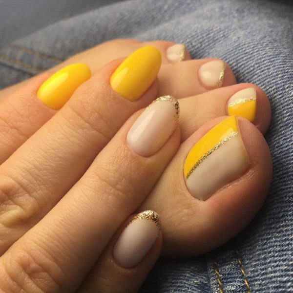 Желтый педикюр с блестками