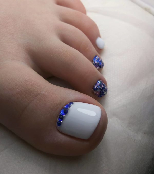 Педикюр с синими стразами