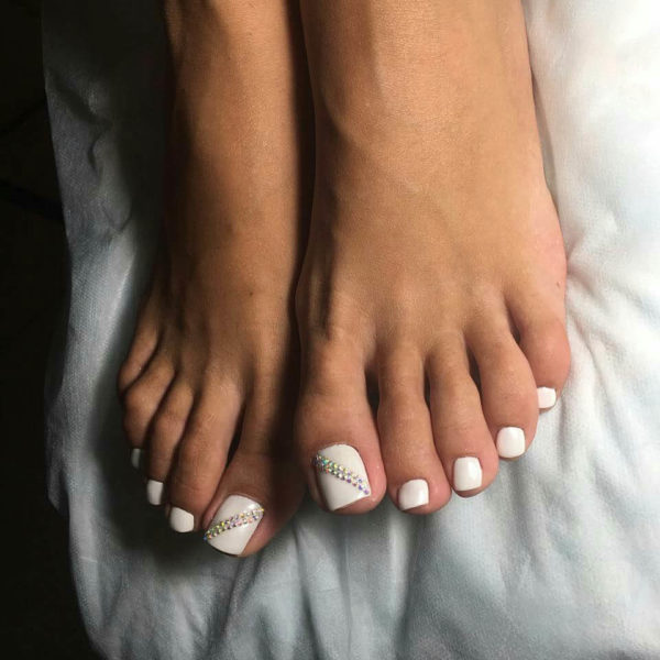 Белый педикюр со стразами