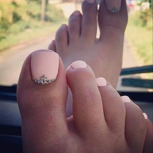 Розовый матовый педикюр со стразами