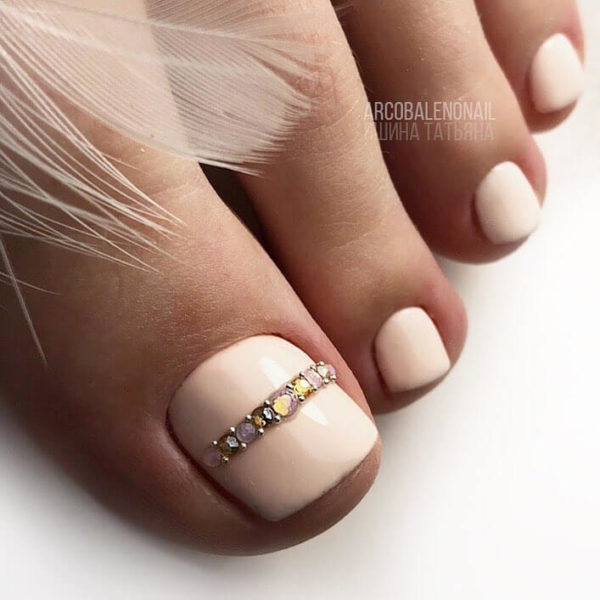 Молочный педикюр со стразами