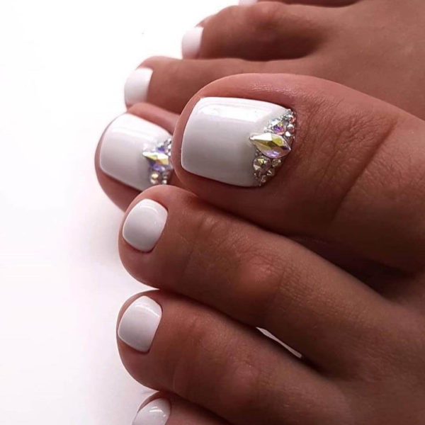 Педикюр со стразами на лунке