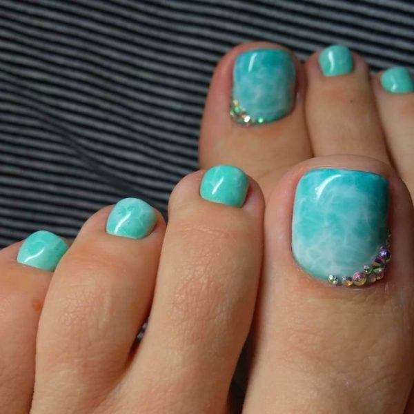 Педикюр на море со стразами