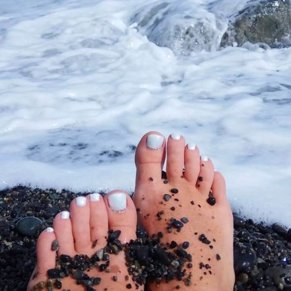 Голубой педикюр на море