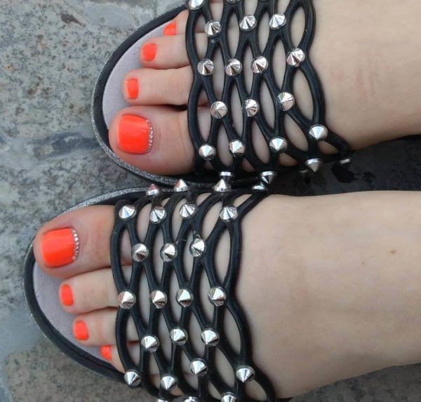 Красный педикюр на море