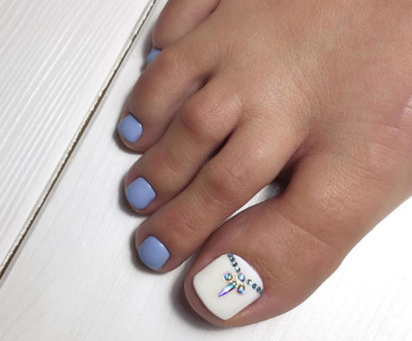 Лавандовый педикюр на море