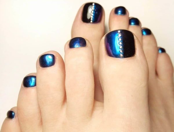 Педикюр со стразами на море синий втиркой