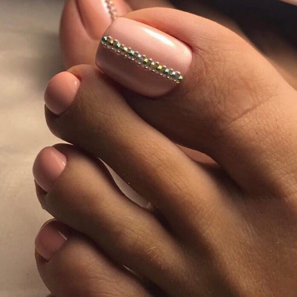 Педикюр со стразами по центру