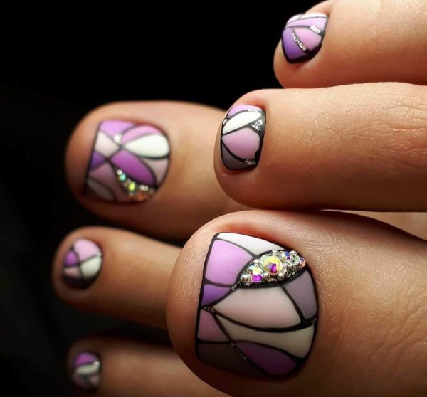 Разноцветный педикюр со стразами