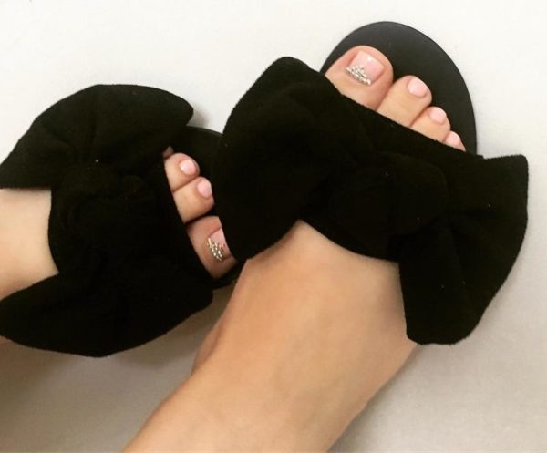 Розовый педикюр со стразами