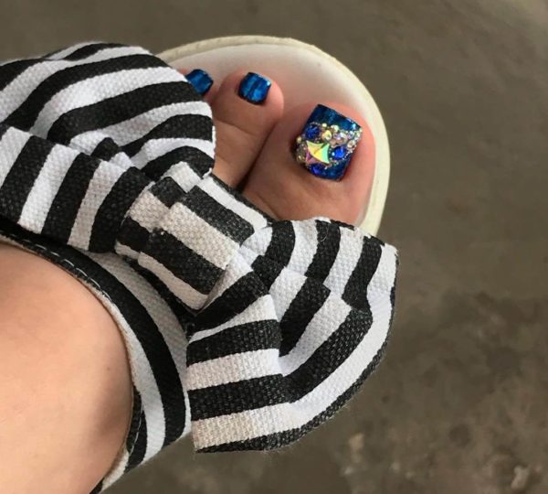 Синий педикюр со стразами