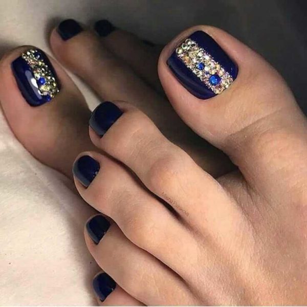 Темно-синий педикюр со стразами