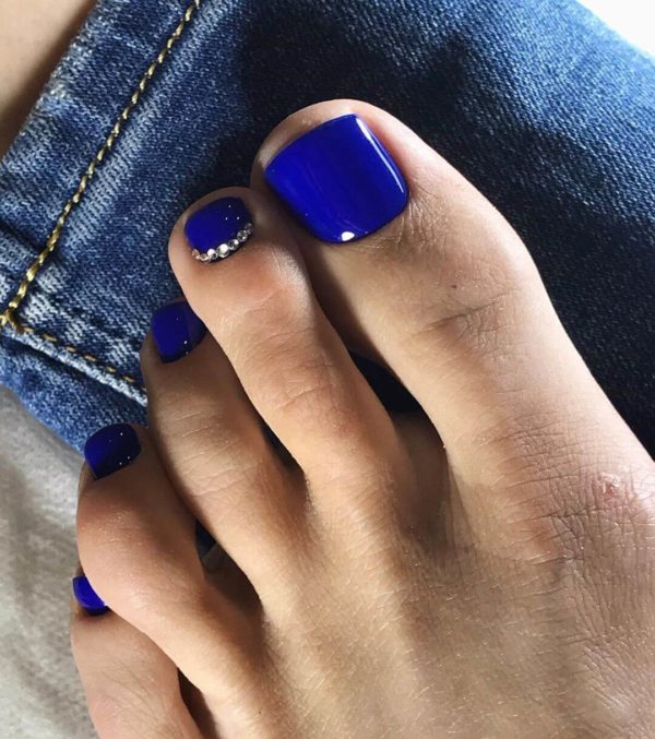 Ярко-синий педикюр со стразами