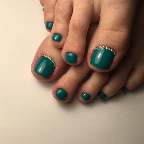 Зеленый педикюр со стразами