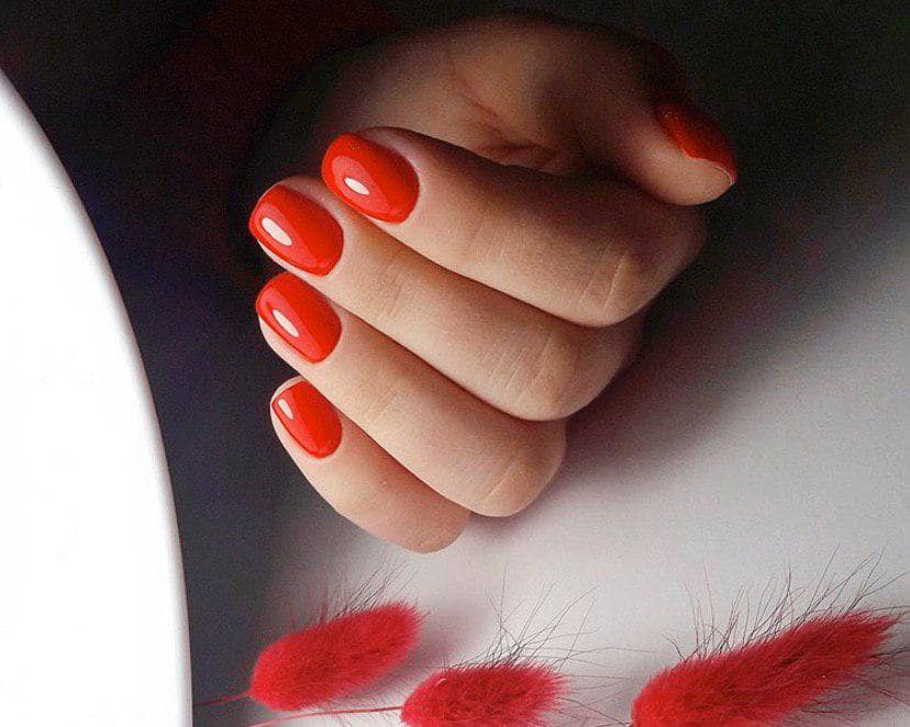 Красный классический маникюр на коротких ногтях