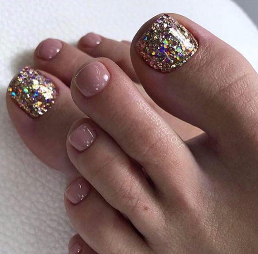 Бежевый педикюр и глиттер на больших пальцах правильная форма педикюра и модный цвет